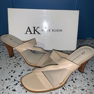 Like New Neutral Sandal!